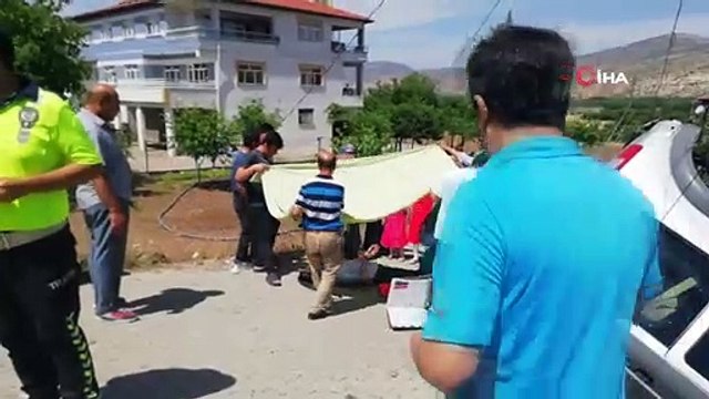 Güneş altında bekleyen yaralıların üzerinde örtü açıp gölge yaptılar