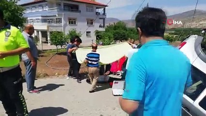 Güneş altında bekleyen yaralıların üzerinde örtü açıp gölge yaptılar