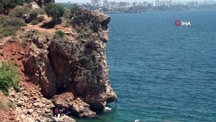 Çocukların falezlerde tehlikeli deniz keyfi