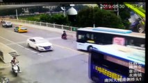 Deux ouvriers à deux doigts de se faire écraser par une grue qui s’effondre en Chine