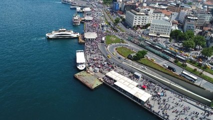 İstanbul'da insan seli! Eminönü İskelesi'ne akın ettiler