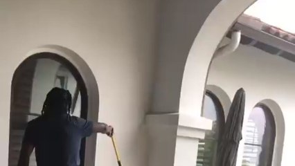 La batalla entre Jamaal Charles y una monstruosa araña