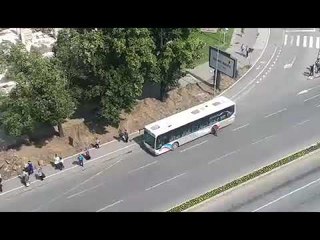 Autobusit i plas goma, udhëtarët kërkojnë alternativë për të vazhduar rrugën