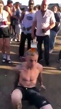 1 bière sur la tête il fait des pompes à 1 main !