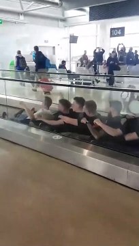 L'escalator transformé en aviron par une équipe de rameurs à l'aéroport