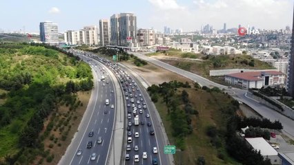 TEM Otoyolu'nda yaşanan trafik yoğunluğu havadan görüntülendi