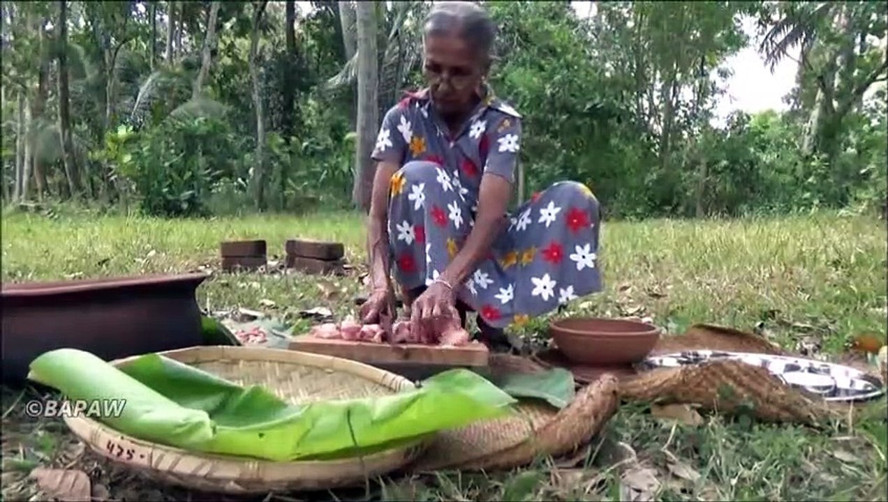 Recette de poulet  Noir Épicé de Poulet au Curry préparé dans mon Village par la grand-mère