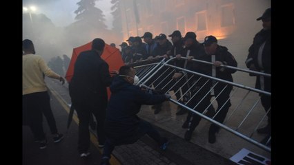 Video herunterladen: RTV Ora - Lirohen 40 të arrestuarit e protestës së opozitës, 2 mbeten në burg