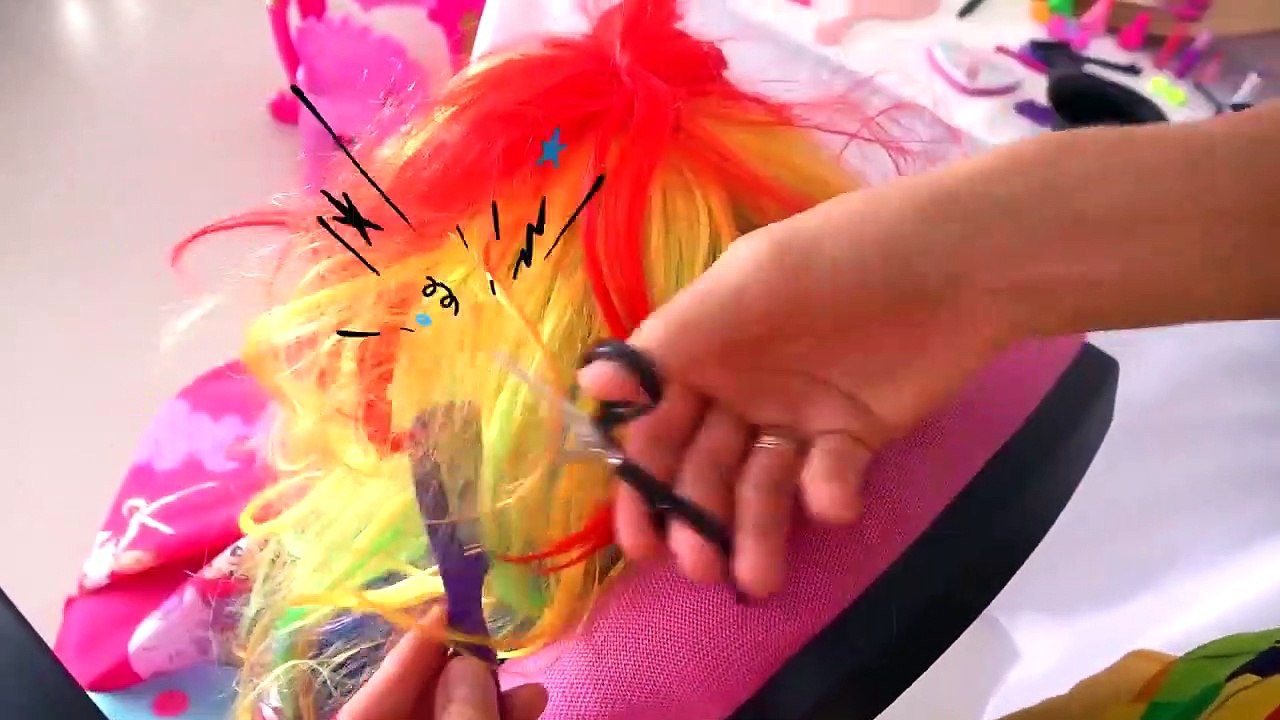 Alice Left Alone With Papa and plays kids hair salon with makeup toys