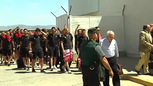 Familiares y afición reciben en el aeropuerto a los héroes del ascenso del Granada