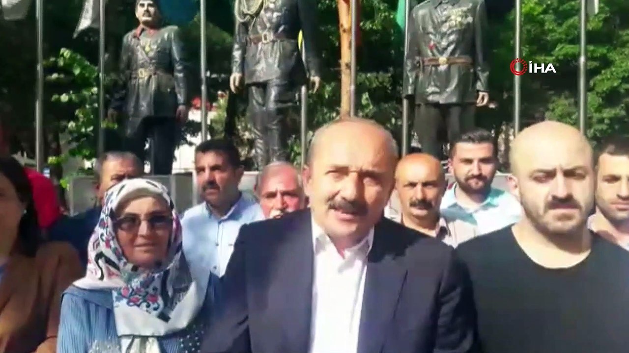 Yusufeli’nde yenilenen seçimi kazanan Eyüp Aytekin mazbatasını aldı