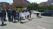 Trabajadores de la limpieza del HUCA cortan una calle en Oviedo