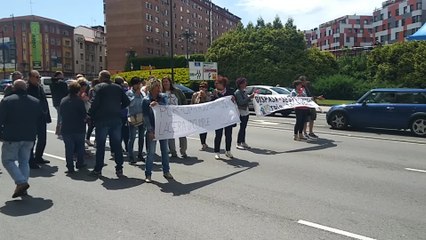 Download Video: Trabajadores de la limpieza del HUCA cortan una calle en Oviedo