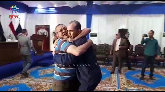 سجين يحتضن والده عقب العفو عنه.. ويؤكد: تحيا مصر والرئيس