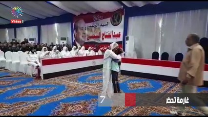 إحدى الغارمات تحتضن طفلها وزوجها: شكرا للرئيس وتحيا مصر