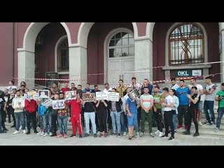 Durrës/ Të rinjtë demokratë sulmojnë me vezë bashkinë