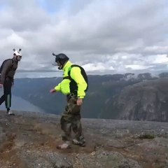 Un basejumper fait un quadruple salto avant et plane sans wingsuit !