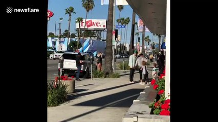 Justin Bieber gives homeless man in Hollywood $500 during selfies with young fans