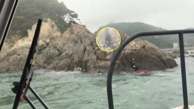 물때 놓쳐 갯바위 고립된 낚시객 구조 / YTN