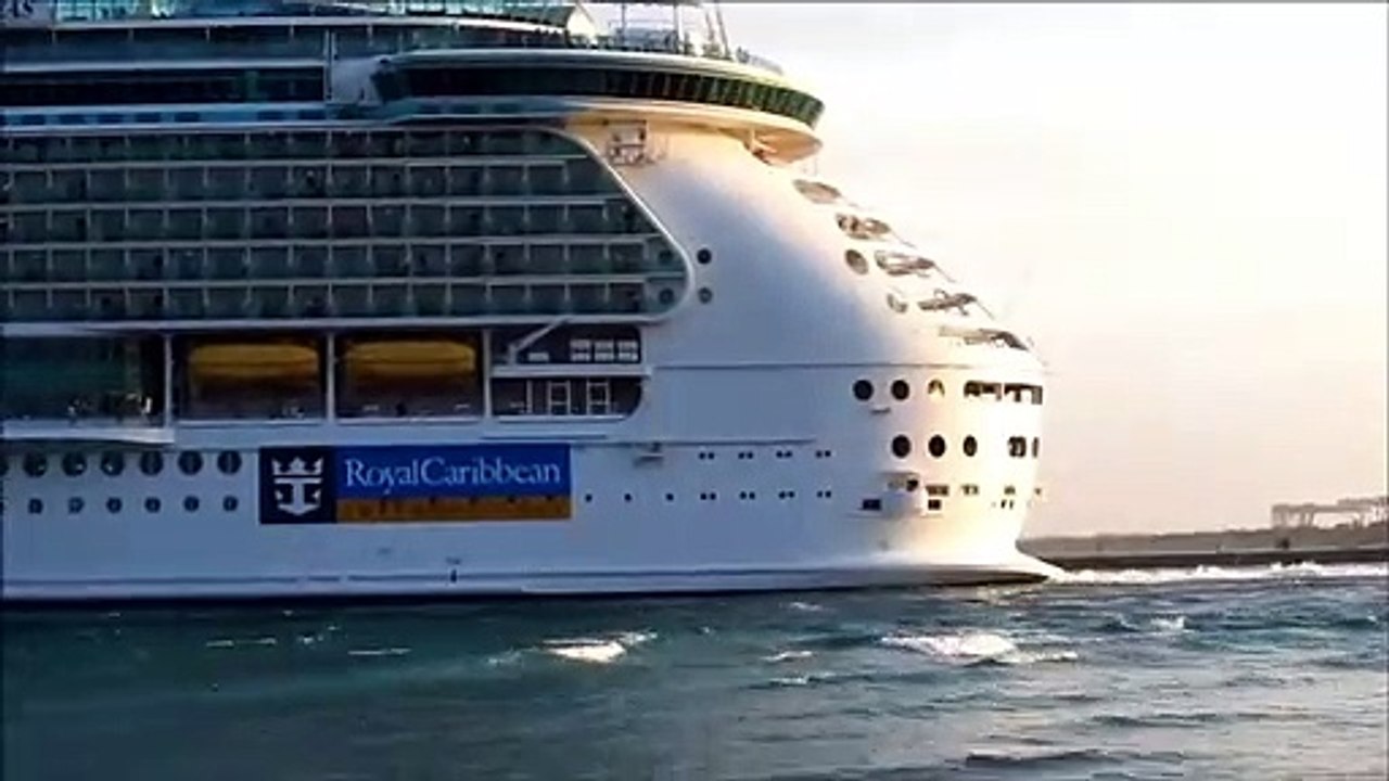 Ce bateau de croisière provoque un mini tsunami sur la plage !
