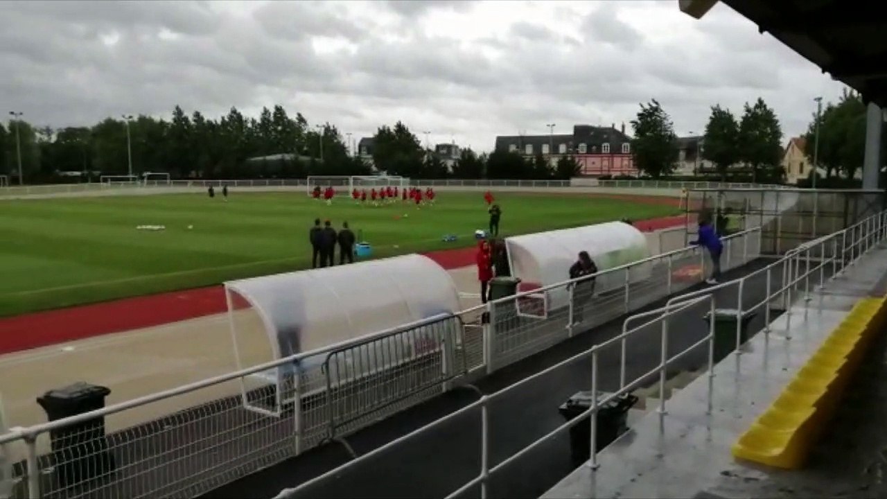 Entrenamiento de la Selección Española Antes de Su Debut en el Mundial de Francia