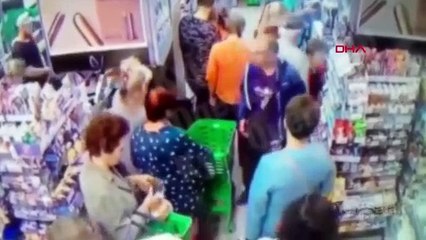 Download Video: choquant : un homme saoule tente de briser la nuque d'un enfant dans un supermarché