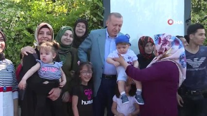 Cumhurbaşkanı Erdoğan aracını durdurarak yoldaki vatandaşlarla sohbet etti