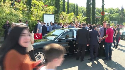 Cumhurbaşkanı Erdoğan aracını durdurarak yoldaki vatandaşlarla sohbet etti