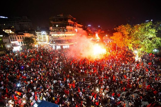 CĐV vỡ oà trước chiến thắng của đội tuyển Việt Nam vào những phút cuối cùng - YAN TV