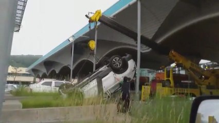 하이패스 차로 지나던 승용차, 충돌 후 전복 / YTN