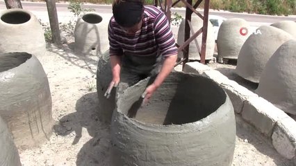Tandırlar kadınların çamurlu ellerinde şekilleniyor