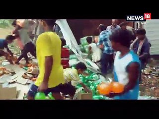 कोल्ड ड्रिंक से भरा ट्रक पलटा, घायलों को बचाना छोड़ बोतलें लूटने में जुटी भीड़