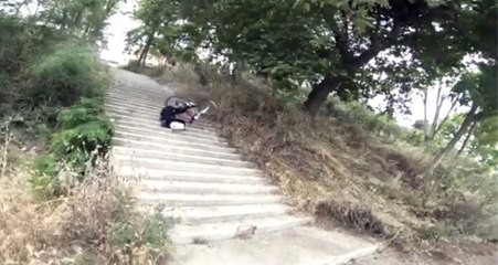 Merdivenlerden bisikletle inmek isteyen genç basamaklardan takla attı