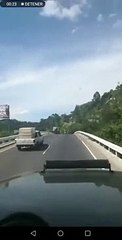 Tráiler graba el momento que causa un terrible accidente