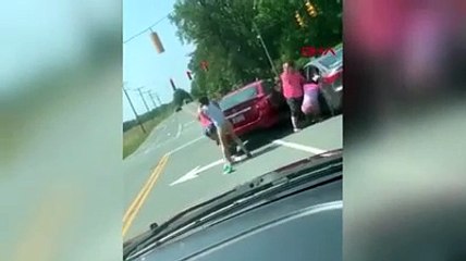 Kadınların yol kavgasında yumruklar konuştu