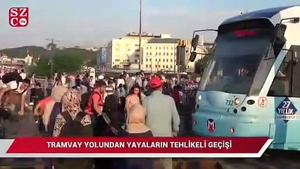 Tramvay yolundan yayaların tehlikeli geçişi