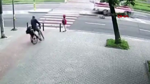 Kulaklıkla müzik dinliyordu, karşıya geçerken ambulans çarptı