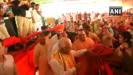 செல்பி எடுத்தவரின் போனை தட்டி விட்ட முதல்வர்!-வீடியோ