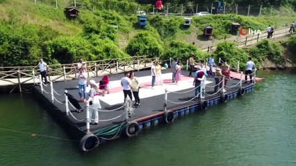 Şile'de çardak çöktü, vatandaşlar göle düştü