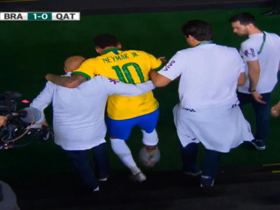 لقطة: كرة قدم: نيمار يغادر أرض الملعب والدموع تملأ عينيه بعد إصابة في الكاحل
