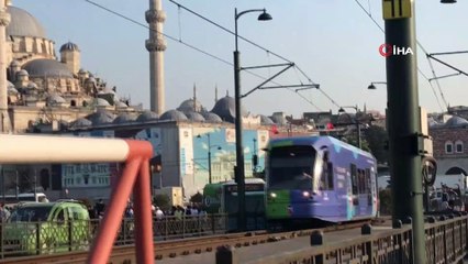 İstanbul'a boş diye geldiler, kalabalıktan raylarda yürüdüler