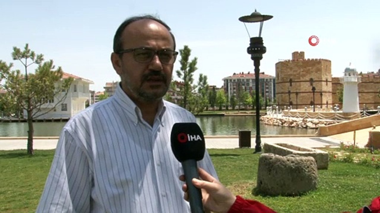 Kırmızıya bürünen Meke Gölü havadan görüntülendi