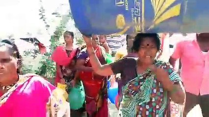 சாலையில் குடங்களை போட்டு நரிக்குறவர்கள் போராட்டம்-வீடியோ