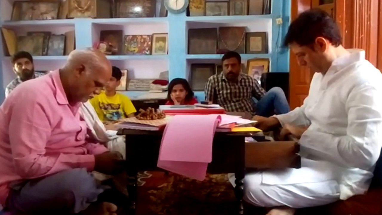 काशी में है अनोखा बैंक, लोग जमा करते हैं राम ना...