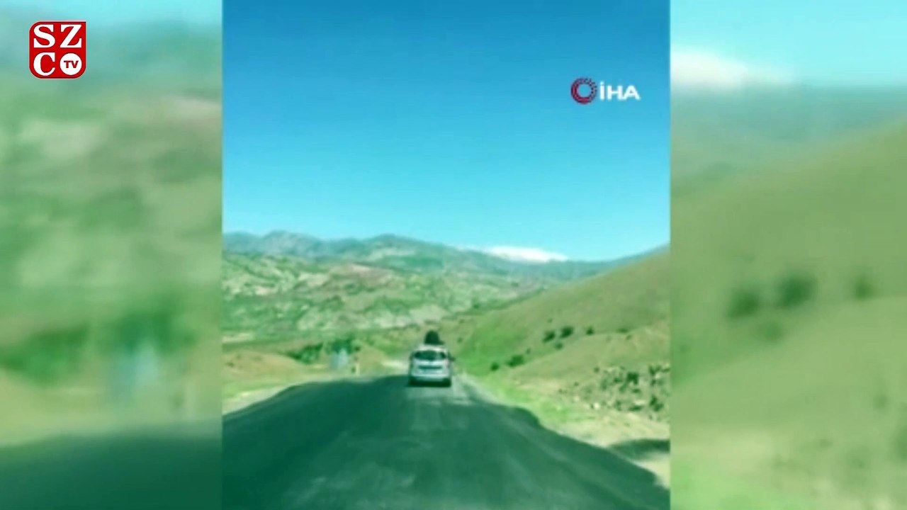 Otomobilin üzerinde akıl almaz yolculuk