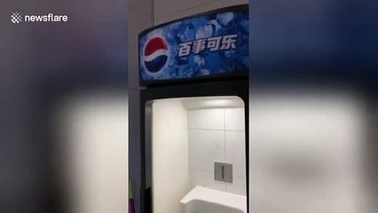 Des urinoirs encastrés dans une armoire à réfrigérateur