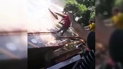 Şile'de çöken çardakta oturanlar göle düştü