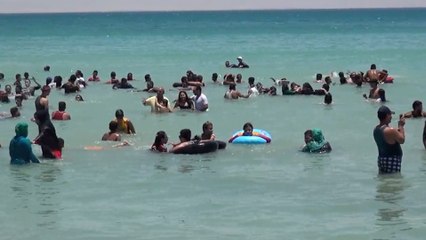 مواطنون يحتفلون بالعيد على شواطئ الغلابة مجانا في العين السخنة