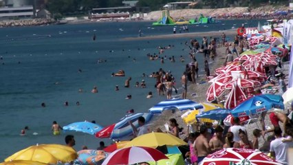 Antalya’nın iki yüzü...Merkezde güneş ve deniz, yaylalarda kartopu keyfi