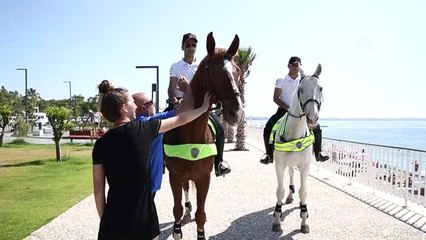 Atlı polis birliğinin bayram mesaisi